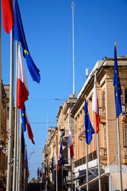 AB ve Malta bayrağı ve Cumhuriyet caddesindeki aka Triq Ir Repubblika, Valletta, Malta.