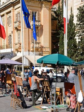 Yol kenarındaki tezgahlarda ve sanatçılar karşısında hukuk Mahkemeleri Cumhuriyeti cadde boyunca aka Triq Ir Repubblika, Valletta, Malta.