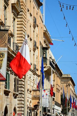 AB ve Malta bayrağı ve Cumhuriyet caddesindeki aka Triq Ir Repubblika, Valletta, Malta.