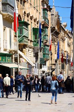 Cumhuriyeti cadde boyunca aka Triq Ir Repubblika, Valletta, Malta, yürüyen turist.