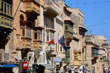 Ayrıntılı binaları ve dükkanlar Cumhuriyeti Street'te aka Triq Ir Repubblika, Valletta, Malta.