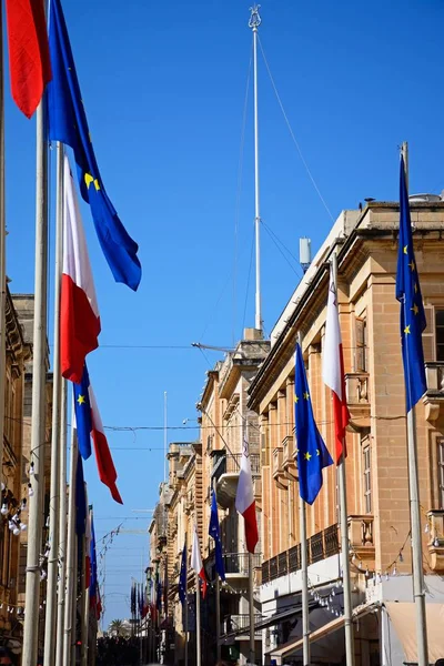 Флаги и здания ЕС и Мальты вдоль улицы Республики или Трик Ир Репубблика, Валлетта, Мальта . — стоковое фото