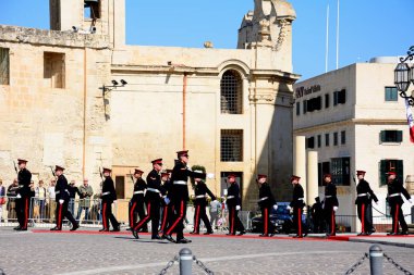 Resmi geçit Castille Meydanı, Valletta, Malta bir limuzin Auberge de Castille askerler ile Avrupa Birliği toplantısı için gelen siyasetçiler.