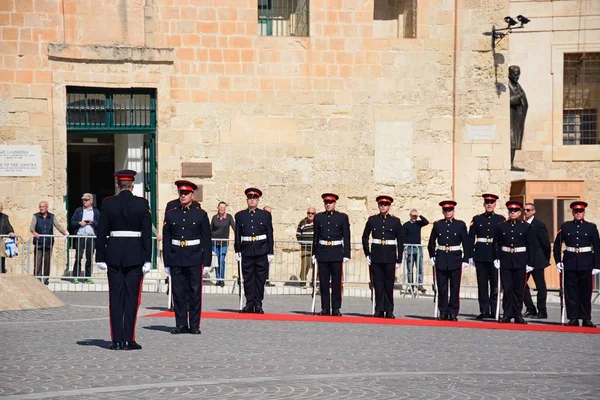 Uniformerade soldater på parad utanför den Auberge de Castille för en EU konferens i Castille Square, Valletta, Malta. — Stockfoto