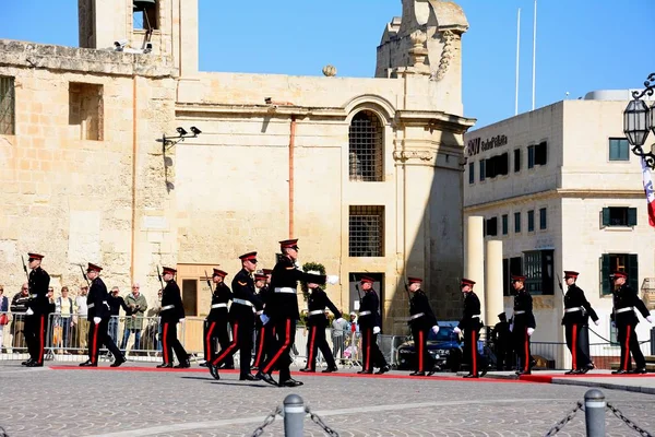 Politiker som anländer i Auberge de Castille för en EU konferens med soldater i en limousine på parad i Castille Square, Valletta, Malta. — Stockfoto