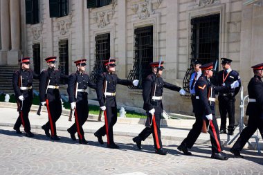 Auberge de Castille Castille Meydanı, Valletta, Malta bir Avrupa Birliği Konferansı dışında resmi geçit üniformalı askerler.
