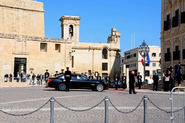 A politikusok egy limuzinban érkezik az Auberge de Castille egy európai uniós konferencia a katonák a parádét Castille tér, Valletta, Málta. — Stock Fotó