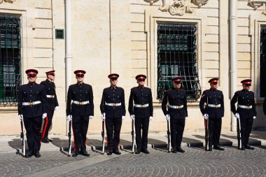 Auberge de Castille Castille Meydanı, Valletta, Malta bir Avrupa Birliği Konferansı dışında resmi geçit üniformalı askerler.