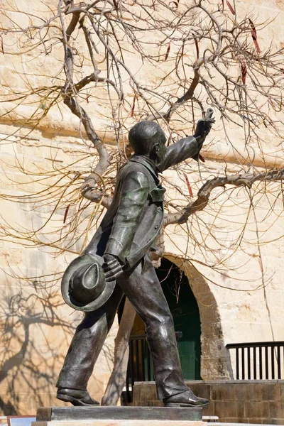 Estatua de Manuel Dimech en la Plaza de la Castilla, La Valeta, Malta . —  Fotos de Stock