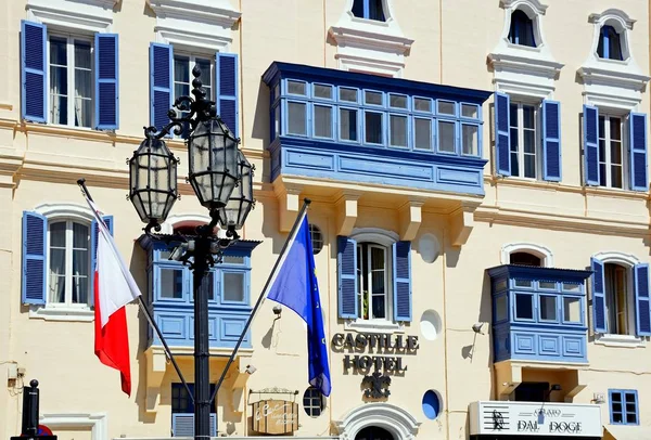 El Hotel Castilla con bandera maltesa y de la UE en primer plano, La Valeta, Malta . — Foto de Stock