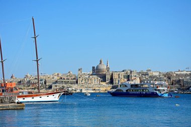 St Pauls Anglikan Katedrali ve Basilica of Our Lady, monte Grand Harbour, Valletta, Malta görülen Carmel görünümü.