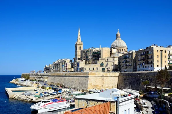 Utsikt över St Pauls anglikanska katedralen och basilikan i vår fru av berget Karmel, Valletta, Malta. — Stockfoto