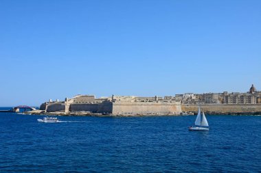  Sliema, Valletta, Malta üzerinden Grand Harbour genelinde görülen Fort St Elmo ve şehir binaların görünümü.