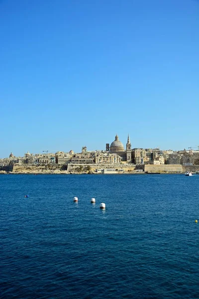 Utsikt över St Pauls Anglikansk katedral och de Basilica av vår fru av berget Karmel sett från Grand Harbour, Valletta, Malta. — Stockfoto