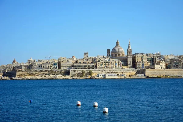 St Pauls Anglican Cathedral és a bazilika a Szűzanya a Mount Carmel környéken látható a Grand Harbour, Valletta, Málta. — Stock Fotó