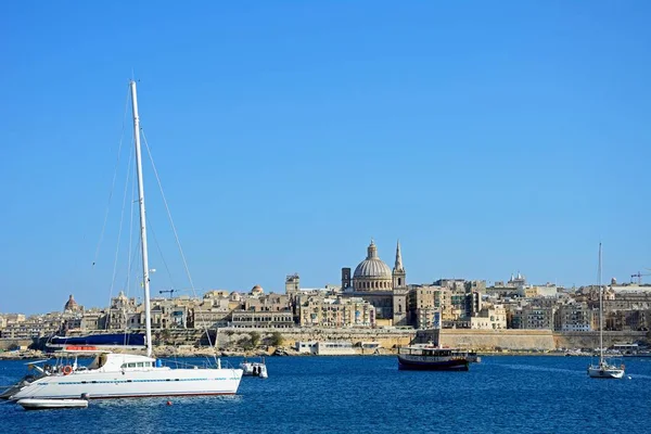 Uitzicht op St Pauls anglicaanse kathedraal en de basiliek van onze lieve vrouw van berg Karmel gezien vanaf de Grand Harbour, Valletta, Malta. — Stockfoto