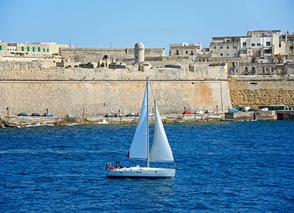 Vista de Fort St Elmo e edifícios da cidade vistos do outro lado do Grand Harbour de Sliema, Valletta, Malta . — Fotografia de Stock