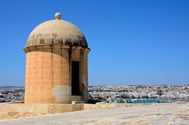 Arkaya, Valletta, Malta St Michaels burçlarından Manoel Adası ve Sliema görünümü.