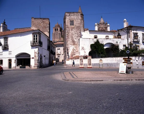 Gebouwen in het centrum van de stad met de kathedraal aan de achterzijde, Evora, Portugal. — Stockfoto