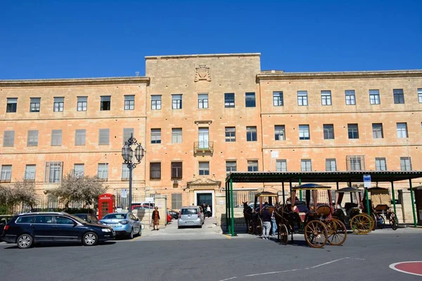 Carruajes tirados por caballos frente al edificio del Registro Público, La Valeta, Malta . —  Fotos de Stock