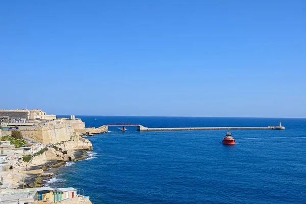 Υπερυψωμένη θέαση των κτιρίων της πόλης στην ανατολική πλευρά του μεγάλου λιμανιού με τη γέφυρα και το οχυρό προς τα πίσω, Βαλέτα, Μάλτα. — Φωτογραφία Αρχείου