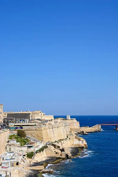 Υπερυψωμένη θέαση των κτιρίων της πόλης στην ανατολική πλευρά του μεγάλου λιμανιού με τη γέφυρα και το οχυρό προς τα πίσω, Βαλέτα, Μάλτα. — Φωτογραφία Αρχείου