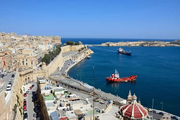 Förhöjda utsikt över stadens byggnader på östra sidan av grand harbour bridge och fort till baksidan, Valletta, Malta. — Stockfoto