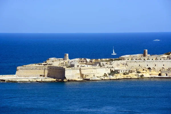 Weergave van Fort Rikasoli bij de ingang van de Grand Harbour, Valletta, Malta. — Stockfoto