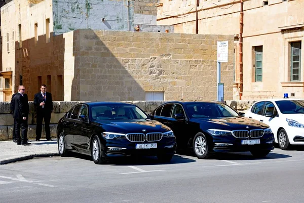 Limousines buiten het centrum van de Middellandse-Zeeconferentie, Valletta, Malta. — Stockfoto