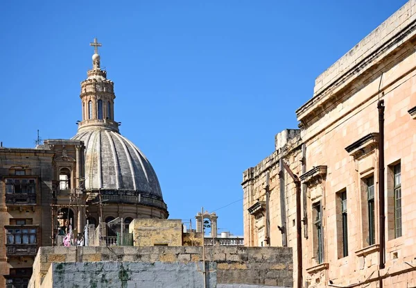 Utsikt över Carmelite church bell tower, Valletta, Malta. — Stockfoto