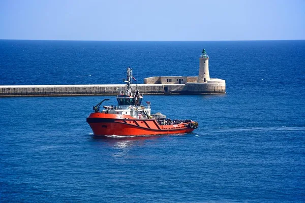 Remolcador en el Gran Puerto con el faro en la parte trasera, La Valeta, Malta . — Foto de Stock