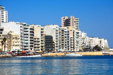 Quay, Sliema, Malta demirlemiş Yatlar ile birlikte Waterfront görüntülemek.