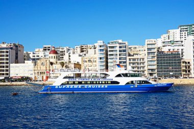 Waterfront ön ve Parish Kilisesi İsa'nın Nazareth sol, Sliema, Malta için bir tur tekne ile birlikte görüntüleme.