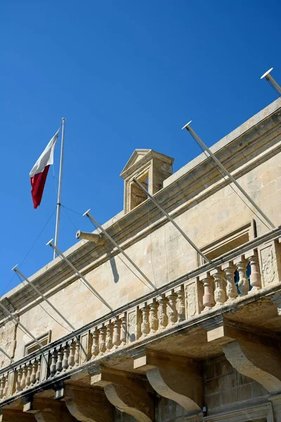 Szent Kórház épület mentén Triq Il-Mediterran, Valletta, Málta. — Stock Fotó
