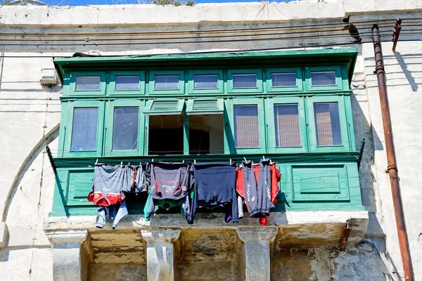 Geleneksel waterfront binalar ahşap windows ve bir çamaşır satır, Valletta, Malta. — Stok fotoğraf