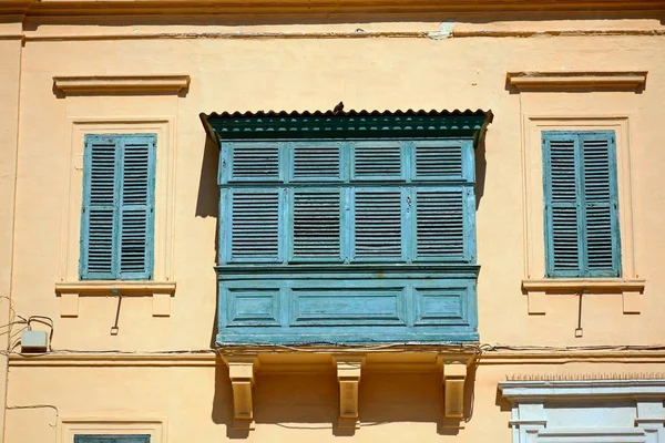 Geleneksel waterfront binalar ahşap pencereler ve panjurlar, Valletta, Malta. — Stok fotoğraf