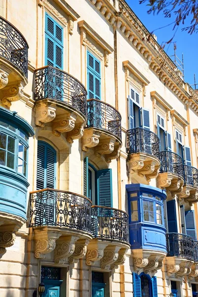 Edificios tradicionales con balcones de madera y hierro, La Valeta, Malta . — Foto de Stock