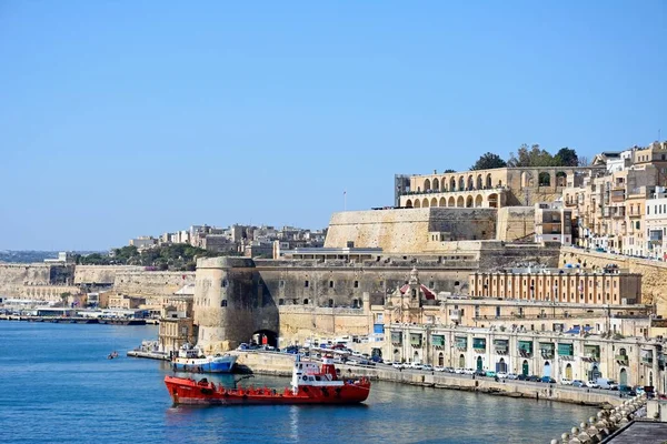 Нефтяной танкер в Большой гавани с салютной батареей и садами Верхней Барракки в верхней части, Валлетта, Мальта . — стоковое фото