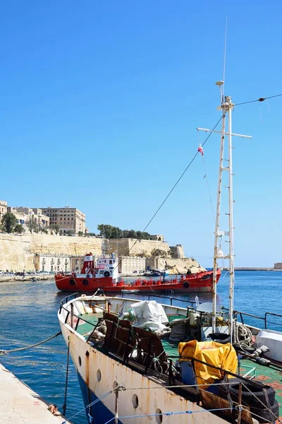 Oljetankfartyg med produkter i Grand Harbour, Valletta, Malta. — Stockfoto