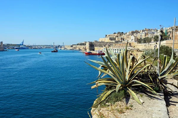 Ropný tanker produkty v východní straně velkého zálivu, Valletta, Malta. — Stock fotografie