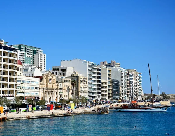 Visa tillsammans med vattnet med den församling kyrkan av Jesus från Nasaret i centrum, Sliema, Malta — Stockfoto