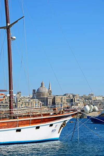 Yacht förtöjd längs kajen med utsikt över Grand Harbour mot Valletta, Sliema, Malta. — Stockfoto