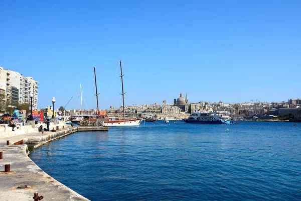 Visa hela Grand Harbour mot Valletta med Sliema vattnet till vänster sida, Sliema, Malta. — Stockfoto