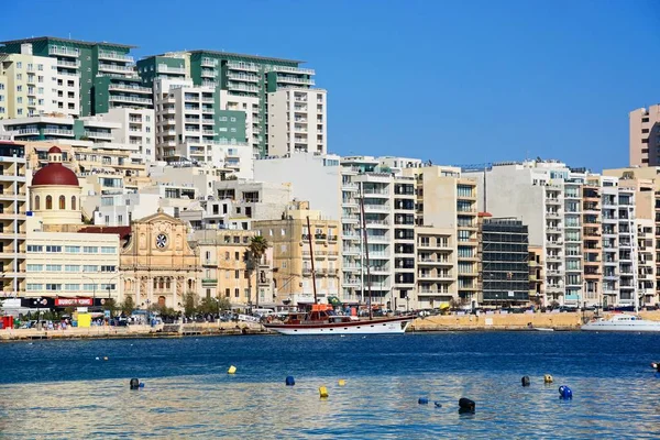Vue avec le front de mer avec l'église paroissiale de Jésus de Nazareth à gauche, Sliema, Malte . — Photo