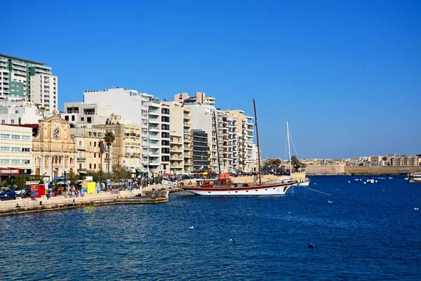 Kijk samen met waterfront met de parochie kerk van Jezus van Nazareth aan de linkerkant, Sliema, Malta. — Stockfoto