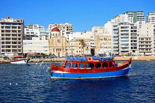 Vue avec front de mer avec l'église paroissiale de Jésus de Nazareth au centre, Sliema, Malte . — Photo