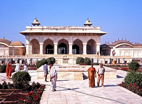 Povo local nos jardins de Diwan-i-Khas, edifício revestido mármore do pavilhão nos terrenos do fort vermelho, Delhi, Índia . — Fotografia de Stock