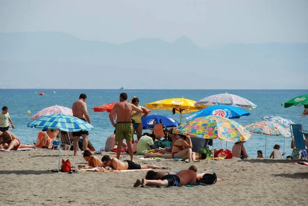 Vacaciones relajantes en la playa, Torremolinos, España . — Foto de Stock