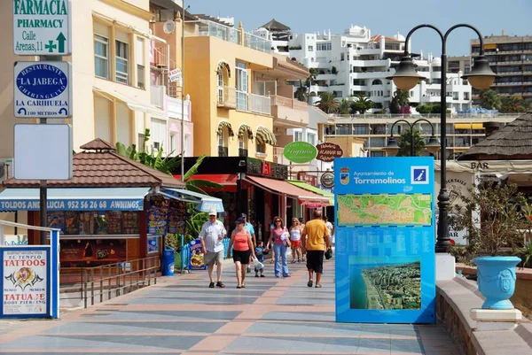 Turistas paseando por bares y tiendas del paseo marítimo, Torremolinos, España . — Foto de Stock