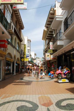 Calle San Miguel alışveriş caddesi eski şehir, Torremolinos, İspanya boyunca yürüyüş turist.